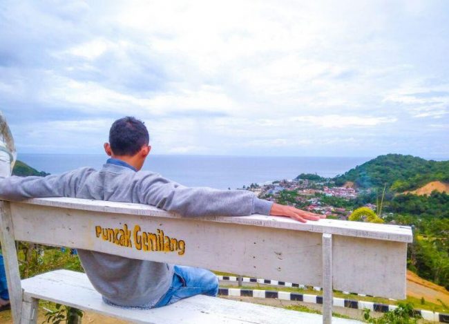 Bukit Puncak Gemilang, 1. Arung Jeram di Sungai Alas, 2. Air Terjun Tingkat Tujuh, 3. Tapak Tuan Tapa, 4. Pantai Batee Putih, 5. Pantai Bidari Samadua, 6. Pantai Lhok Nibong, 7. Pantai Ujong Nibong, 8. Pantai Lhok Mamplam, 9. Pemandian Air Dingin, 10. Air Terjun Dingin, 10. Pemandian Panjupian, 11. Talago Batu, 12. Sungai Lawe Melang, 13. Batu Putri Batupang, 14. Pulau Dua Bakongan, 15. Bukit Puncak Gemilang, 16. Batu Berlayar, 17. Pantai Lhok Rukam, 18. Pantai Seurudong, 19. Pantai Seubadeh, 20. Air Terjun Tangga Seribu, 21. Pantai Pasir Putih, 22. Pantai Batu Hitam, 23. Pemandian Putri Naga, 24. Jambo Hatta, 25. Masjid Istiqamah Tapak Tuan, 26. Tapak Tuan Taman Pala, 28. Wisata Edukasi Penyu Belimbing, 29. Pantai Cemara Ujung Batu Pasieraja, 30. Pantai Ladang Tuha Pasieraja, 31. Danau Laut Bangko, 32. Air Terjun Air Pinang, 33. Air Terjun Telago Batu Mersak, 34. Pantai Batee Puteh, 35. Pantai Bakongan Timur