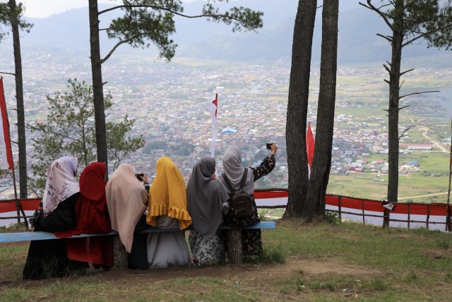 Bur Telege, 1. Danau Laut Tawar, 2. Goa Loyang Datu Merah, 3. Goa Loyang Koro, 4. Air Terjun Mangaya , 5. Kota Takengon , 6. Pantai Menye, 7. Pantan Terong , 8. Bur Telege , 9. Masjid Ruhama Takengon , 10. Arung Jeram Lukup Badak, 11. Gayo Waterpark , 12. Desa Bintang, 13. Buntul Rintis , 14. Lancuk Leweng , 15. Goa Putri Pukes, 16. Atu Tingkok, 17. Dermaga Takengon, 18. Galeri Kopi, 19. Tambatan Perahu, Kampung Lot Kala, 20. Air Terjun Mengaya, 21. Goa Loyang Koro, 22. Loyang Mendale, 23. Bur Gayo Highland, 24. Gunung Singgah Mata, 25. Air Terjun Bur Bulet