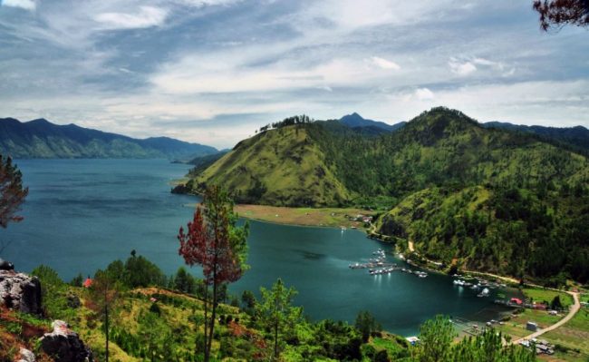 Danau Laut Tawar via Acehprov.go.id, 1. Museum Tsunami, 2. Pulau Rubiah, 3. Pantai Iboih, 4. Masjid Raya Baiturrahman, 5. Air Terjun Blang Kolam, 6. Air Terjun Suhom, 7. Danau Laut Tawar, 8. Pantai Lhoknga, 9. Rumah Cut Nyak Dien, 10. Taman Hutan Raya Pocut Meurah Intan, 11. Air Terjun Kuta Malaka, 12. Tugu Nol Kilometer, 13. Pulau Batee, 14. Pulau Keluang, 15. Goa Sarang, 16. Ujong Seukee, 17. Pulo Aceh, 18. Air Terjun Pria Laot, 19. Air Terjun Tansaran Bidin, 20. Air Terjun Tahura Saree, 21. Kuala Paret, 22. Lingkok Kuwieng, 23. Kuala Merisi, 24. Pualu Pusong, 25. Pantai Tebing Lampuuk, 26. Pantan Terong, 27. Benteng Iskandar Muda dan Benteng Indrapatra, 28. Pusat Latihan Gajah Saree, 29. Air Terjun Peukan Biluy , 30. Goa Loyang Koro, 31. Gua putri pukes, 32. Cagar Alam Jantho, 33. Objek Wisata Putroe Aloh – Pucok Krueng , 34. Gunung Seulawah Agam, 35. Gunung Borni Telong, 36. Pulau Seumadu, 37. Kegiatan diving wisata di Pulau Weh, 38. Pantai Ujong Kareung, 39. Bukit Lamreh, 40. Pantai Ulee Lheue