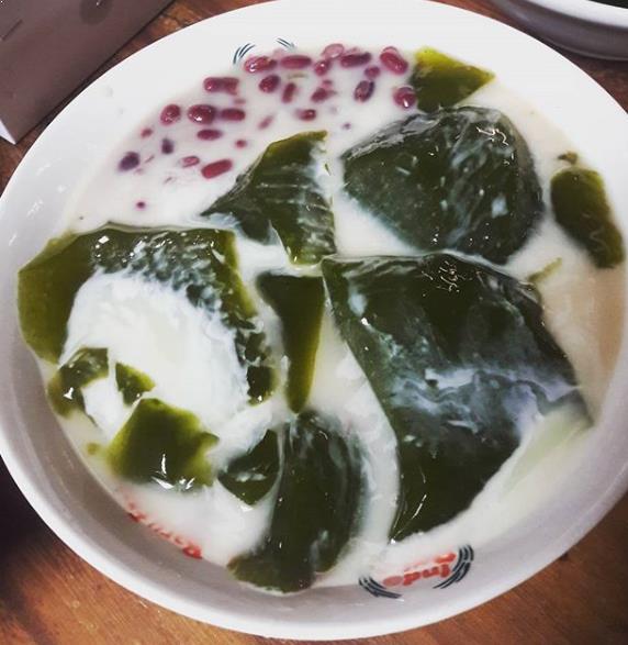 Es Cincau Kacang Merah via Gi @andrydh, 1. Peuyeum Bandung, 2. Pisang Bollen Kartika Sari Bandung, 3. Primarasa : Picnic Roll, 4. Surabi Bandung, 5. Brownies Kukus Amanda Bandung, 6. Gepuk Nyonya Ong, 7. Brownies Prima Rasa, 8. Tahu Susu Bandung, 9. Keripik Maicih, 10. Bakso Goreng, 11. Rujak Cireng, 12. Seblak, 13. Cilok, 14. Oncom Raos, 15. Batagor Riri, 16. Kafetaria Pia 170, 17. Martabak Bandung, 18. Kopi Aroma, 19. Bandung Makuta, 20. Rujak Cireng, 21. Tempe Gila, 22. Kue Cubit, 23. Mochi Es Krim, 24. Wajit Cililin, 25. Yogurt Cisangkuy, 26. Es Cincau Kacang Merah, 27. Pevo Cake, 28. Bandung Kunafe, 29. Bandung Princess cake, 30. Bandung Kanaya, 31. Madinah cake, 32. Keripik Karuhun, 33. Bolu Bakar Tunggal, 34. Basreng Asin dan Pedas, 35. Es Goyobod, 36. Karedok, 37. Ulukuteuk Leunca, 38. Colenak, 39. Nasi Tutug Oncom, 40. Nasi Timbel, 41. Mie Kocok, 42. Bandros, 43. Cuanki, 44. Gehu Jeletot, 45. Keripik Moring