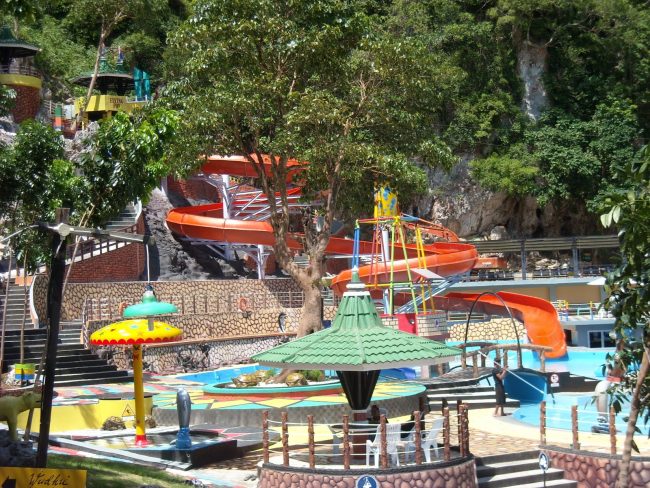 Gayo Waterpark, 1. Danau Laut Tawar, 2. Goa Loyang Datu Merah, 3. Goa Loyang Koro, 4. Air Terjun Mangaya , 5. Kota Takengon , 6. Pantai Menye, 7. Pantan Terong , 8. Bur Telege , 9. Masjid Ruhama Takengon , 10. Arung Jeram Lukup Badak, 11. Gayo Waterpark , 12. Desa Bintang, 13. Buntul Rintis , 14. Lancuk Leweng , 15. Goa Putri Pukes, 16. Atu Tingkok, 17. Dermaga Takengon, 18. Galeri Kopi, 19. Tambatan Perahu, Kampung Lot Kala, 20. Air Terjun Mengaya, 21. Goa Loyang Koro, 22. Loyang Mendale, 23. Bur Gayo Highland, 24. Gunung Singgah Mata, 25. Air Terjun Bur Bulet