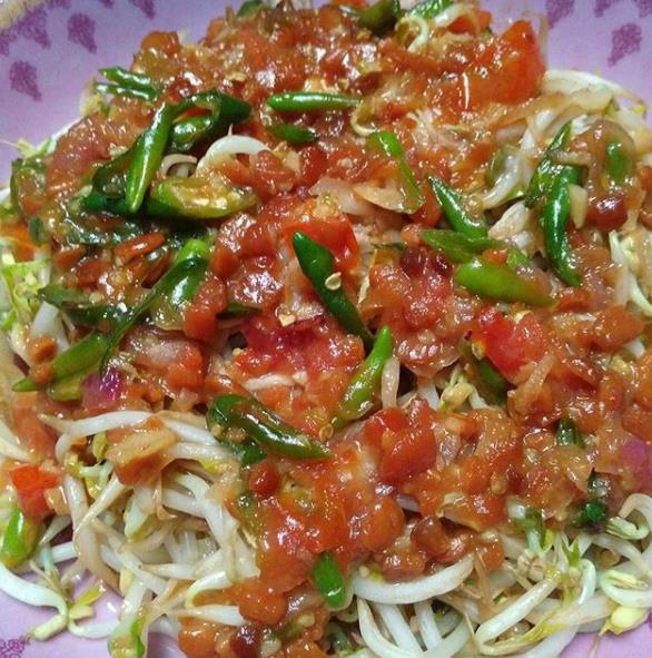 Geco via IG @tammumaulany, 1. Nasi Liwet Khas Sunda, 2. Nasi Timbel Khas Sunda, 3. Nasi Tutug Oncom, 4. Karedok Khas Sunda, 5. Lotek Sunda, 6. Tumis Genjer Oncom dari Sunda, 7. Pepes Ikan Khas Sunda, 8. Bakakak Hayam, Makanan Khas Sunda yang Unik, 9. Soto Bandung, Salah Satu Makanan Khas Sunda, 10. Soto Mie, Makanan Khas Sunda yang Populer, 11. Mie Kocok, Sajian Kuliner Khas Bandung, 12. Sate Maranggi, Makanan Khas Sunda yang Mendunia, 13. Empal Gentong Khas Jawa Barat, 14. Kupat Tahu, Menu Sarapan Khas Sunda, 15. Geco, Makanan Khas Cianjur, 16. Surabi, Makanan Khas Tradisional Sunda, 17. Tahu Sumedang Khas Sunda, 18. Tahu Gejrot Khas Sunda, 19. Combro Khas Sunda, 20. Bapatong, Makanan Khas Sunda yang Nikmat, 21. Cungkring, Makanan Khas Sunda dari Bogor, 22. Peuyeum Khas Sunda, 23. Kadedemes, Khas Sunda Jawa Barat, 24. Laksa Bogor, Khas Sunda, 25. Batagor, 26. Gepuk, 27. Basreng, 28. Dodol Garut, 29. Kue Gemblong, 30. Kue Cucur, 31. Apem Putih