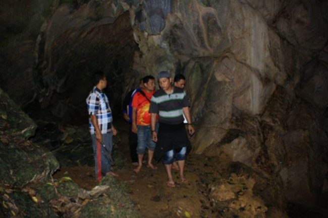 Gua Seumancang Kuta Tinggi, 1. Pantai Cemara Indah, 2. Pantai Jilbab, 3. Pemandian Krueng Baru, 4. Pemandian Putroe Ijoe, 5. Gua Seumancang Kuta Tinggi, 6. Pulau Gosong, 7. Pantai Ujung Manggeng, 8. Taman Laut Ujung Manggeng, 9. Pantai Wisata Ujong Ketapang, 10. Krueng Babahrot, 11. Pantai Pusong Sangkalan, 12. Pantai Kuala Katung, 13. Kolam Renang Driyen Payeh, 14. Taman Laut Ujong Serangga, 15. Taman Laut Lama Tuha, 16. Krueng Seumayam, 17. Desa Teupin Batee, 18. Pantai Suak Udeung, 19. Pantai Lama Muda