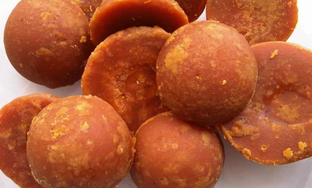 Gula Kelapa via putratravel.net, 1. Pindang Gunung Khas Ciamis, 2. Galendo Ciamis, 3. Mie Glosor Khas Ciamis, 4. Sale Pisang Ciamis, 5. Dendeng Sapi, 6. Gula Kelapa, 7. Abon Sapi, 8. Saroja Khas Ciamis, 9. Cocorot Makanan Tradisional Ciamis, 10. Kecimpring Ciamis, 11. Surabi khas Ciamis, 12. Gula Aren, 13. Opak Khas Ciamis, 14. Colok Gembrung, 15. Kue Tambang, 16. Bola-bola Susu