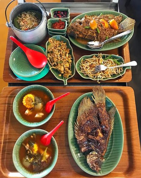 Ikan Bakar khas Cianjur via IG @lysa_tangkulung, 1. Roti Manis Tan Keng Cu, 2. Laksa Cianjur, 3. Mie Ayam Mang Memed, 5. Sate Ayam Bumi Nini, 6. Kentang Stik, 7. Asinan dan Manisan Buah, 8. Batagor Cianjur, 9. Tauco, 10. Moci, 11. Roti Popon, 12. Bubur Cianjur, 13. Nasi Pepes khas Cianjur, 14. Sate Maranggi, 15. Keripik Singkong, 16. Bandrek khas Cianjur, 17. Tauco Cookies, 18. Pesmol Kembung, 19. Ikan Bakar khas Cianjur, 20. Sambel Hejo, 21. Beras Pandanwangi, 22. Marici Putumayang, 23. Rogan Sop, 24.  Bakso Balungan Cianjur