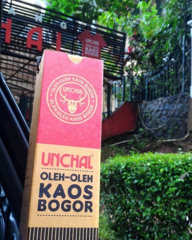 Kaos Unchal via IG @megawati_bm28, 1. Bolu Lapis Sangkuriang, 2. Roti Unyil Venus, 3. Ubi Bakar Cilembu, 4. Macaroni Panggang, 5. Kacang Bogor, 6. Brownies Bogor, 7. Bika Bogor, 8. Papapia, 9. Miss Pumpkin, 10. Asinan Bogor, 11. Risol Bogor, 12. Kue Cubit, 13. Bogor Raincake, 14. Talas, 15. Strudel Bogor, 16. Klappertaart, 17. Pie Talas, 18. Batik Bogor, 19. Kaos Unchal, 20. Mochibo, 21. Brownies pisang, 22. Keripik Talas, 23. Keripik Pisang Kepok, 24. Roti Muli, 25. Ambrosia, 26. Pie – Pia Apple Pie, 27. Brownies talas – Mr. BrownCo, 28. Souvenir Bunga Bangkai, 29. Lesung Keramik, 30. Ecodoe, 31. Wayang Bambu, 32. Wayang Golek, 33. Kujang, 34. Keripik Mbah Gugel