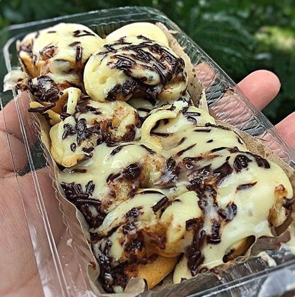 Kue Cubit via IG @addicted2food, 1. Peuyeum Bandung, 2. Pisang Bollen Kartika Sari Bandung, 3. Primarasa : Picnic Roll, 4. Surabi Bandung, 5. Brownies Kukus Amanda Bandung, 6. Gepuk Nyonya Ong, 7. Brownies Prima Rasa, 8. Tahu Susu Bandung, 9. Keripik Maicih, 10. Bakso Goreng, 11. Rujak Cireng, 12. Seblak, 13. Cilok, 14. Oncom Raos, 15. Batagor Riri, 16. Kafetaria Pia 170, 17. Martabak Bandung, 18. Kopi Aroma, 19. Bandung Makuta, 20. Rujak Cireng, 21. Tempe Gila, 22. Kue Cubit, 23. Mochi Es Krim, 24. Wajit Cililin, 25. Yogurt Cisangkuy, 26. Es Cincau Kacang Merah, 27. Pevo Cake, 28. Bandung Kunafe, 29. Bandung Princess cake, 30. Bandung Kanaya, 31. Madinah cake, 32. Keripik Karuhun, 33. Bolu Bakar Tunggal, 34. Basreng Asin dan Pedas, 35. Es Goyobod, 36. Karedok, 37. Ulukuteuk Leunca, 38. Colenak, 39. Nasi Tutug Oncom, 40. Nasi Timbel, 41. Mie Kocok, 42. Bandros, 43. Cuanki, 44. Gehu Jeletot, 45. Keripik Moring