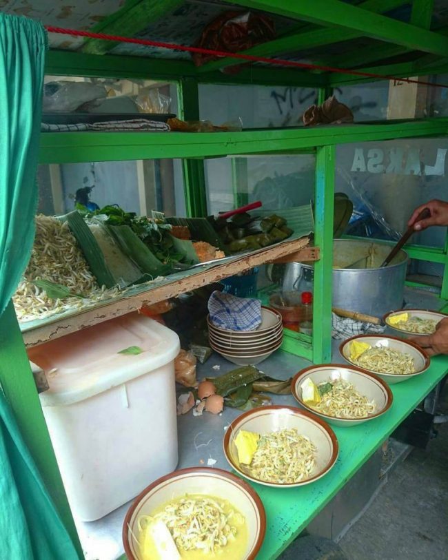 Laksa Cianjur via IG @visitcianjur, 1. Roti Manis Tan Keng Cu, 2. Laksa Cianjur, 3. Mie Ayam Mang Memed, 5. Sate Ayam Bumi Nini, 6. Kentang Stik, 7. Asinan dan Manisan Buah, 8. Batagor Cianjur, 9. Tauco, 10. Moci, 11. Roti Popon, 12. Bubur Cianjur, 13. Nasi Pepes khas Cianjur, 14. Sate Maranggi, 15. Keripik Singkong, 16. Bandrek khas Cianjur, 17. Tauco Cookies, 18. Pesmol Kembung, 19. Ikan Bakar khas Cianjur, 20. Sambel Hejo, 21. Beras Pandanwangi, 22. Marici Putumayang, 23. Rogan Sop, 24.  Bakso Balungan Cianjur