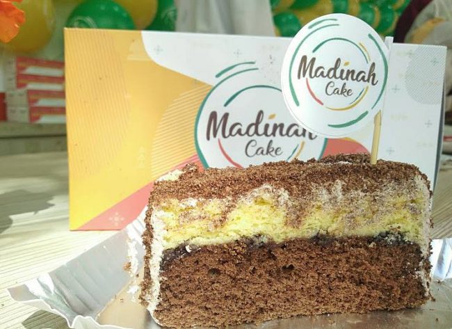 Madinah cake via Nichiehanie, 1. Peuyeum Bandung, 2. Pisang Bollen Kartika Sari Bandung, 3. Primarasa : Picnic Roll, 4. Surabi Bandung, 5. Brownies Kukus Amanda Bandung, 6. Gepuk Nyonya Ong, 7. Brownies Prima Rasa, 8. Tahu Susu Bandung, 9. Keripik Maicih, 10. Bakso Goreng, 11. Rujak Cireng, 12. Seblak, 13. Cilok, 14. Oncom Raos, 15. Batagor Riri, 16. Kafetaria Pia 170, 17. Martabak Bandung, 18. Kopi Aroma, 19. Bandung Makuta, 20. Rujak Cireng, 21. Tempe Gila, 22. Kue Cubit, 23. Mochi Es Krim, 24. Wajit Cililin, 25. Yogurt Cisangkuy, 26. Es Cincau Kacang Merah, 27. Pevo Cake, 28. Bandung Kunafe, 29. Bandung Princess cake, 30. Bandung Kanaya, 31. Madinah cake, 32. Keripik Karuhun, 33. Bolu Bakar Tunggal, 34. Basreng Asin dan Pedas, 35. Es Goyobod, 36. Karedok, 37. Ulukuteuk Leunca, 38. Colenak, 39. Nasi Tutug Oncom, 40. Nasi Timbel, 41. Mie Kocok, 42. Bandros, 43. Cuanki, 44. Gehu Jeletot, 45. Keripik Moring