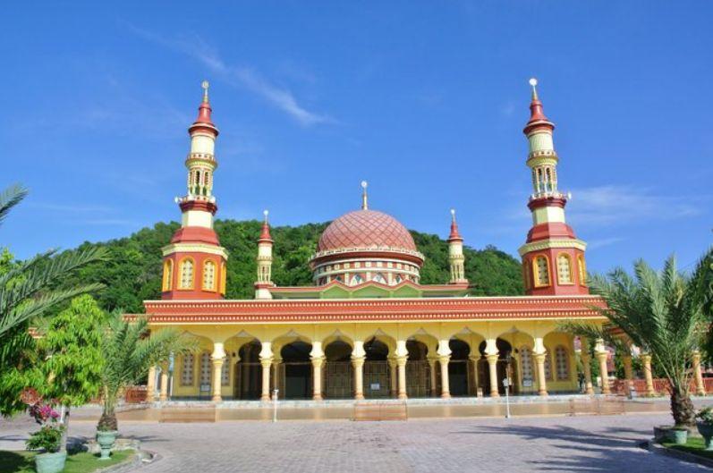 Masjid Istiqamah Tapak Tuan, 1. Arung Jeram di Sungai Alas, 2. Air Terjun Tingkat Tujuh, 3. Tapak Tuan Tapa, 4. Pantai Batee Putih, 5. Pantai Bidari Samadua, 6. Pantai Lhok Nibong, 7. Pantai Ujong Nibong, 8. Pantai Lhok Mamplam, 9. Pemandian Air Dingin, 10. Air Terjun Dingin, 10. Pemandian Panjupian, 11. Talago Batu, 12. Sungai Lawe Melang, 13. Batu Putri Batupang, 14. Pulau Dua Bakongan, 15. Bukit Puncak Gemilang, 16. Batu Berlayar, 17. Pantai Lhok Rukam, 18. Pantai Seurudong, 19. Pantai Seubadeh, 20. Air Terjun Tangga Seribu, 21. Pantai Pasir Putih, 22. Pantai Batu Hitam, 23. Pemandian Putri Naga, 24. Jambo Hatta, 25. Masjid Istiqamah Tapak Tuan, 26. Tapak Tuan Taman Pala, 28. Wisata Edukasi Penyu Belimbing, 29. Pantai Cemara Ujung Batu Pasieraja, 30. Pantai Ladang Tuha Pasieraja, 31. Danau Laut Bangko, 32. Air Terjun Air Pinang, 33. Air Terjun Telago Batu Mersak, 34. Pantai Batee Puteh, 35. Pantai Bakongan Timur