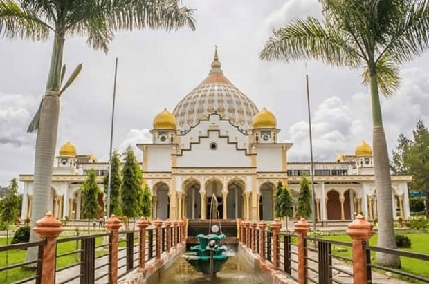 Masjid Raya Ruhama Takengong, 1. Danau Laut Tawar, 2. Goa Loyang Datu Merah, 3. Goa Loyang Koro, 4. Air Terjun Mangaya , 5. Kota Takengon , 6. Pantai Menye, 7. Pantan Terong , 8. Bur Telege , 9. Masjid Ruhama Takengon , 10. Arung Jeram Lukup Badak, 11. Gayo Waterpark , 12. Desa Bintang, 13. Buntul Rintis , 14. Lancuk Leweng , 15. Goa Putri Pukes, 16. Atu Tingkok, 17. Dermaga Takengon, 18. Galeri Kopi, 19. Tambatan Perahu, Kampung Lot Kala, 20. Air Terjun Mengaya, 21. Goa Loyang Koro, 22. Loyang Mendale, 23. Bur Gayo Highland, 24. Gunung Singgah Mata, 25. Air Terjun Bur Bulet