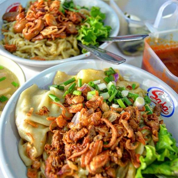 Mie Ayam Mang Memed via Ig @mark_lamoh, 1. Roti Manis Tan Keng Cu, 2. Laksa Cianjur, 3. Mie Ayam Mang Memed, 5. Sate Ayam Bumi Nini, 6. Kentang Stik, 7. Asinan dan Manisan Buah, 8. Batagor Cianjur, 9. Tauco, 10. Moci, 11. Roti Popon, 12. Bubur Cianjur, 13. Nasi Pepes khas Cianjur, 14. Sate Maranggi, 15. Keripik Singkong, 16. Bandrek khas Cianjur, 17. Tauco Cookies, 18. Pesmol Kembung, 19. Ikan Bakar khas Cianjur, 20. Sambel Hejo, 21. Beras Pandanwangi, 22. Marici Putumayang, 23. Rogan Sop, 24.  Bakso Balungan Cianjur