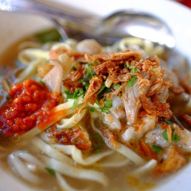 Mie Kocok via IG @eatineraryid, 1. Nasi Liwet Khas Sunda, 2. Nasi Timbel Khas Sunda, 3. Nasi Tutug Oncom, 4. Karedok Khas Sunda, 5. Lotek Sunda, 6. Tumis Genjer Oncom dari Sunda, 7. Pepes Ikan Khas Sunda, 8. Bakakak Hayam, Makanan Khas Sunda yang Unik, 9. Soto Bandung, Salah Satu Makanan Khas Sunda, 10. Soto Mie, Makanan Khas Sunda yang Populer, 11. Mie Kocok, Sajian Kuliner Khas Bandung, 12. Sate Maranggi, Makanan Khas Sunda yang Mendunia, 13. Empal Gentong Khas Jawa Barat, 14. Kupat Tahu, Menu Sarapan Khas Sunda, 15. Geco, Makanan Khas Cianjur, 16. Surabi, Makanan Khas Tradisional Sunda, 17. Tahu Sumedang Khas Sunda, 18. Tahu Gejrot Khas Sunda, 19. Combro Khas Sunda, 20. Bapatong, Makanan Khas Sunda yang Nikmat, 21. Cungkring, Makanan Khas Sunda dari Bogor, 22. Peuyeum Khas Sunda, 23. Kadedemes, Khas Sunda Jawa Barat, 24. Laksa Bogor, Khas Sunda, 25. Batagor, 26. Gepuk, 27. Basreng, 28. Dodol Garut, 29. Kue Gemblong, 30. Kue Cucur, 31. Apem Putih