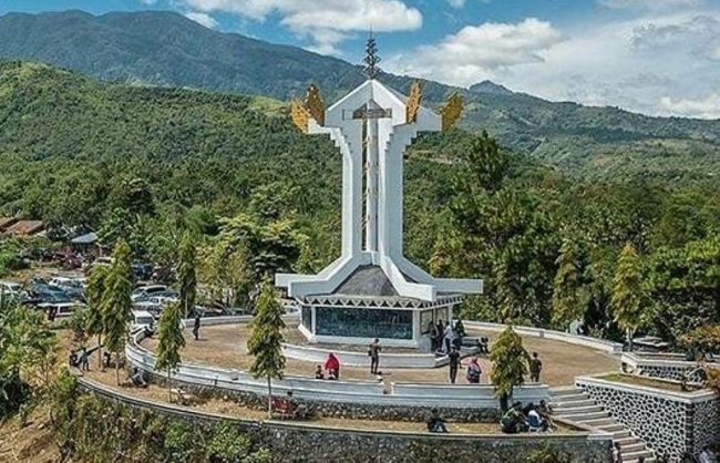 Monumen Radio Rimba Raya, 1. Kolam Air Panas Simpang Balik, 2. Monumen Radio Rimba Raya , 3. Air Terjun Tansaran Bidin , 4. Air Terjun Reje Ilang, 5. Air Terjun Bintang Musara , 6. Makam Datu Beru , 7. Arung Jeram Samar Kilang , 8. Puncak Burni Telong , 9. Danau Lut Kucak , 10. Air Panas Bandar Lampahan , 11. Mendaki Gunung Geureudong , 12. Jembatan Kala Semayon , 12. Festival Panen Kopi Bener Meriah , 13. Wih Ni Kulus , 14. Lembah Pentago , 15. Pacuan Kuda Tradisional