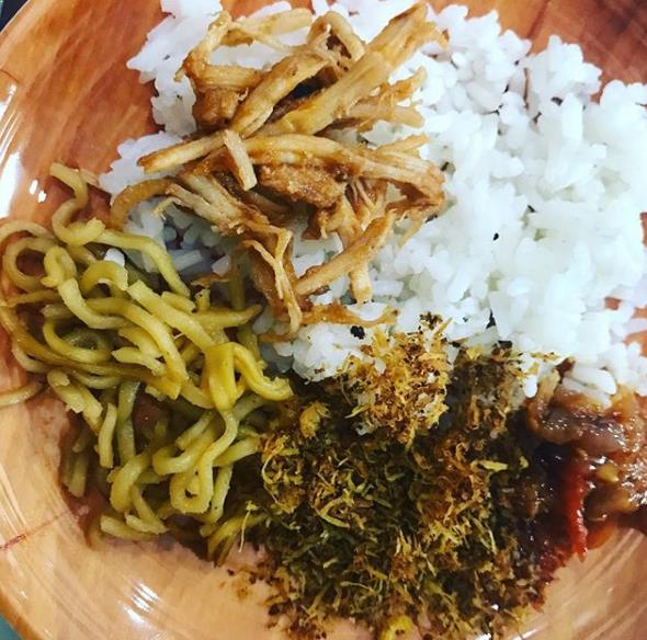 Nasi Pepes khas Cianjur via IG @beebean_miumiu, 1. Roti Manis Tan Keng Cu, 2. Laksa Cianjur, 3. Mie Ayam Mang Memed, 5. Sate Ayam Bumi Nini, 6. Kentang Stik, 7. Asinan dan Manisan Buah, 8. Batagor Cianjur, 9. Tauco, 10. Moci, 11. Roti Popon, 12. Bubur Cianjur, 13. Nasi Pepes khas Cianjur, 14. Sate Maranggi, 15. Keripik Singkong, 16. Bandrek khas Cianjur, 17. Tauco Cookies, 18. Pesmol Kembung, 19. Ikan Bakar khas Cianjur, 20. Sambel Hejo, 21. Beras Pandanwangi, 22. Marici Putumayang, 23. Rogan Sop, 24.  Bakso Balungan Cianjur