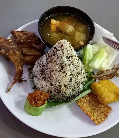 Nasi Tutug Oncom via IG @dianawarihartono, 1. Peuyeum Bandung, 2. Pisang Bollen Kartika Sari Bandung, 3. Primarasa : Picnic Roll, 4. Surabi Bandung, 5. Brownies Kukus Amanda Bandung, 6. Gepuk Nyonya Ong, 7. Brownies Prima Rasa, 8. Tahu Susu Bandung, 9. Keripik Maicih, 10. Bakso Goreng, 11. Rujak Cireng, 12. Seblak, 13. Cilok, 14. Oncom Raos, 15. Batagor Riri, 16. Kafetaria Pia 170, 17. Martabak Bandung, 18. Kopi Aroma, 19. Bandung Makuta, 20. Rujak Cireng, 21. Tempe Gila, 22. Kue Cubit, 23. Mochi Es Krim, 24. Wajit Cililin, 25. Yogurt Cisangkuy, 26. Es Cincau Kacang Merah, 27. Pevo Cake, 28. Bandung Kunafe, 29. Bandung Princess cake, 30. Bandung Kanaya, 31. Madinah cake, 32. Keripik Karuhun, 33. Bolu Bakar Tunggal, 34. Basreng Asin dan Pedas, 35. Es Goyobod, 36. Karedok, 37. Ulukuteuk Leunca, 38. Colenak, 39. Nasi Tutug Oncom, 40. Nasi Timbel, 41. Mie Kocok, 42. Bandros, 43. Cuanki, 44. Gehu Jeletot, 45. Keripik Moring