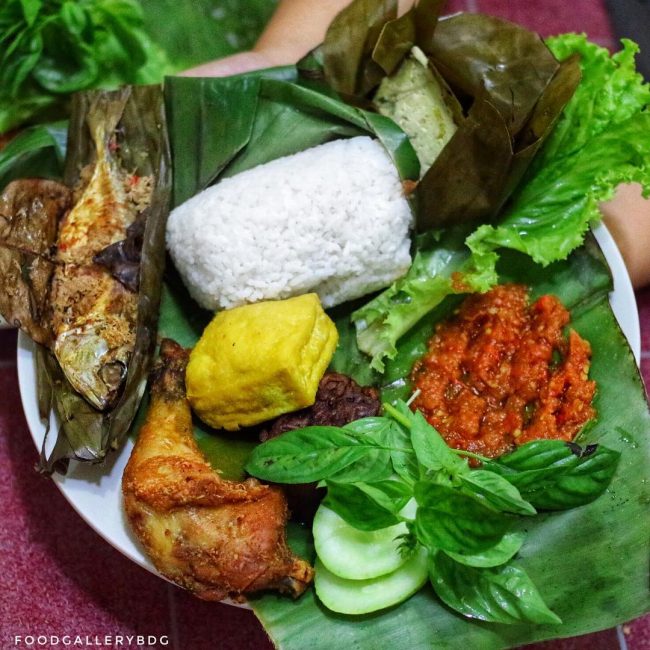 Nasi Timbel via IG @foodgallerybdg, 1. Nasi Liwet Khas Sunda, 2. Nasi Timbel Khas Sunda, 3. Nasi Tutug Oncom, 4. Karedok Khas Sunda, 5. Lotek Sunda, 6. Tumis Genjer Oncom dari Sunda, 7. Pepes Ikan Khas Sunda, 8. Bakakak Hayam, Makanan Khas Sunda yang Unik, 9. Soto Bandung, Salah Satu Makanan Khas Sunda, 10. Soto Mie, Makanan Khas Sunda yang Populer, 11. Mie Kocok, Sajian Kuliner Khas Bandung, 12. Sate Maranggi, Makanan Khas Sunda yang Mendunia, 13. Empal Gentong Khas Jawa Barat, 14. Kupat Tahu, Menu Sarapan Khas Sunda, 15. Geco, Makanan Khas Cianjur, 16. Surabi, Makanan Khas Tradisional Sunda, 17. Tahu Sumedang Khas Sunda, 18. Tahu Gejrot Khas Sunda, 19. Combro Khas Sunda, 20. Bapatong, Makanan Khas Sunda yang Nikmat, 21. Cungkring, Makanan Khas Sunda dari Bogor, 22. Peuyeum Khas Sunda, 23. Kadedemes, Khas Sunda Jawa Barat, 24. Laksa Bogor, Khas Sunda, 25. Batagor, 26. Gepuk, 27. Basreng, 28. Dodol Garut, 29. Kue Gemblong, 30. Kue Cucur, 31. Apem Putih