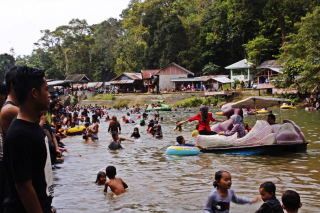 Objek Wisata Sungai Brayeun, 1. Wahana Impian Malaka 69, 2. Taman Rusa Aceh Besar, 3. Jantho Panorama Park, 4. Pantai Lhokseudu, 5. Pantai Babah Dua, 6. Pantai Lampuuk, 7. Pantai Ujong Batee, 8. Air Terjun Suhom, 9. Air Terjun Kuta Malaka, 10. Air Terjun Peukan Biluy, 11. Taman Hutan Raya Pocut Meurah Intan, 12. Waduk Keuliling, 13. Pantai Lhoknga, 14. Teluk Jantang, 15. Bukit Gundul Semeuregui, 16. Lhok Seudu, 17. Pucok Krueng, 18. Wisata Sungai Brayeung, 19. Benteng Inong Balee, 20. Bukit Lamreh, 21. Pasir Putih, 22. Mon Ceunong, 23. Pemandian Air Panas “Ie Seueum”, 24. Kolam Mata Ie, 25. Taman Wisata Burung Dara, 26. Ilalang Park, 27. Lhok Mata Ie Ujong Pancu, 28. Air Terjun Elnaja, 29. Pantai Lambaro, 30. Rumah Cut Nyak Dhien, 31. Pantai Penyu, 32. Kebun Kurma Barbate, 33. Gunung Seulawah, 34. Pusat Latihan Gajah, 35. Pantai Lhok Mee