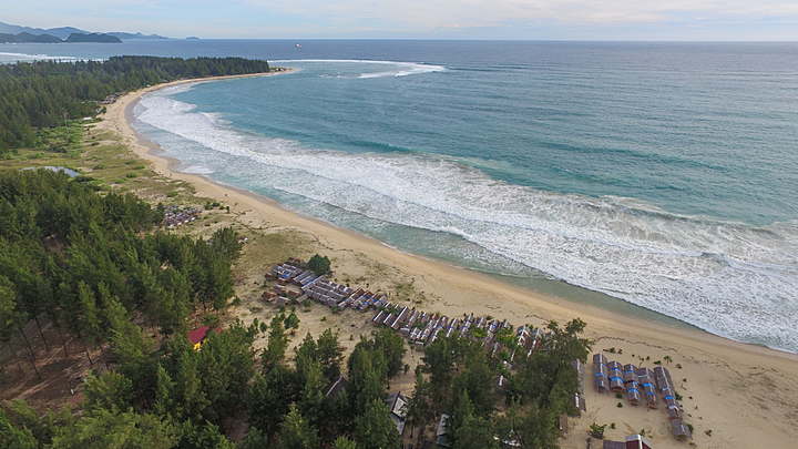 Pantai Cemara Indah Aceh Singkil, 1. Kolam renang singapura waterboom, 2. Pulau Tailana , 3. Pantai Amandangan, 4. Pulau Palambak , 5. Danau Tana Bara, 6. Air Terjun Lae Gecih, 7. Pulau Bengkaru , 8. Danau Cingkam, 9. Pantai Cemara Indah – Pantai Gosong Telaga, 10. Wisata Pulau Banyak , 11. Pulau Malelo , 12. Kemah di Pulau Asok , 13. Pulau Lambudung , 14. Pulau Rangit , 15. Danau Bungara , 16. Hutan Rawa Singkil , 17. Pulau Tuangku , 18. Pantai Pulo Sarok, 19. Wisata Pulo Madura Rimo, 20. Pulau Lamun, 21. Pulau Pabisi, 22. Air Terjun Lae Petal, 23. Pulau Sikandang, 24. Pulau Panjang, 25. Air Terjun Kedabuhan