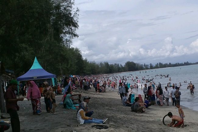 Pantai Cemara Indah, 1. Pantai Cemara Indah, 2. Pantai Jilbab, 3. Pemandian Krueng Baru, 4. Pemandian Putroe Ijoe, 5. Gua Seumancang Kuta Tinggi, 6. Pulau Gosong, 7. Pantai Ujung Manggeng, 8. Taman Laut Ujung Manggeng, 9. Pantai Wisata Ujong Ketapang, 10. Krueng Babahrot, 11. Pantai Pusong Sangkalan, 12. Pantai Kuala Katung, 13. Kolam Renang Driyen Payeh, 14. Taman Laut Ujong Serangga, 15. Taman Laut Lama Tuha, 16. Krueng Seumayam, 17. Desa Teupin Batee, 18. Pantai Suak Udeung, 19. Pantai Lama Muda