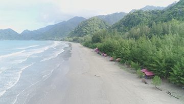 Pantai Cemara Ujung Batu Pasieraja, 1. Arung Jeram di Sungai Alas, 2. Air Terjun Tingkat Tujuh, 3. Tapak Tuan Tapa, 4. Pantai Batee Putih, 5. Pantai Bidari Samadua, 6. Pantai Lhok Nibong, 7. Pantai Ujong Nibong, 8. Pantai Lhok Mamplam, 9. Pemandian Air Dingin, 10. Air Terjun Dingin, 10. Pemandian Panjupian, 11. Talago Batu, 12. Sungai Lawe Melang, 13. Batu Putri Batupang, 14. Pulau Dua Bakongan, 15. Bukit Puncak Gemilang, 16. Batu Berlayar, 17. Pantai Lhok Rukam, 18. Pantai Seurudong, 19. Pantai Seubadeh, 20. Air Terjun Tangga Seribu, 21. Pantai Pasir Putih, 22. Pantai Batu Hitam, 23. Pemandian Putri Naga, 24. Jambo Hatta, 25. Masjid Istiqamah Tapak Tuan, 26. Tapak Tuan Taman Pala, 28. Wisata Edukasi Penyu Belimbing, 29. Pantai Cemara Ujung Batu Pasieraja, 30. Pantai Ladang Tuha Pasieraja, 31. Danau Laut Bangko, 32. Air Terjun Air Pinang, 33. Air Terjun Telago Batu Mersak, 34. Pantai Batee Puteh, 35. Pantai Bakongan Timur