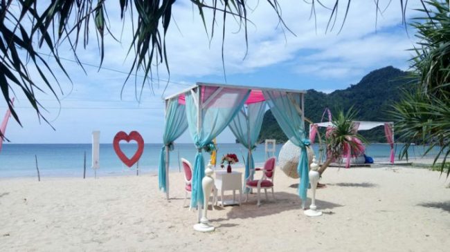 Pantai Babah Dua via Tribunnews, 1. Wahana Impian Malaka 69, 2. Taman Rusa Aceh Besar, 3. Jantho Panorama Park, 4. Pantai Lhokseudu, 5. Pantai Babah Dua, 6. Pantai Lampuuk, 7. Pantai Ujong Batee, 8. Air Terjun Suhom, 9. Air Terjun Kuta Malaka, 10. Air Terjun Peukan Biluy, 11. Taman Hutan Raya Pocut Meurah Intan, 12. Waduk Keuliling, 13. Pantai Lhoknga, 14. Teluk Jantang, 15. Bukit Gundul Semeuregui, 16. Lhok Seudu, 17. Pucok Krueng, 18. Wisata Sungai Brayeung, 19. Benteng Inong Balee, 20. Bukit Lamreh, 21. Pasir Putih, 22. Mon Ceunong, 23. Pemandian Air Panas “Ie Seueum”, 24. Kolam Mata Ie, 25. Taman Wisata Burung Dara, 26. Ilalang Park, 27. Lhok Mata Ie Ujong Pancu, 28. Air Terjun Elnaja, 29. Pantai Lambaro, 30. Rumah Cut Nyak Dhien, 31. Pantai Penyu, 32. Kebun Kurma Barbate, 33. Gunung Seulawah, 34. Pusat Latihan Gajah, 35. Pantai Lhok Mee