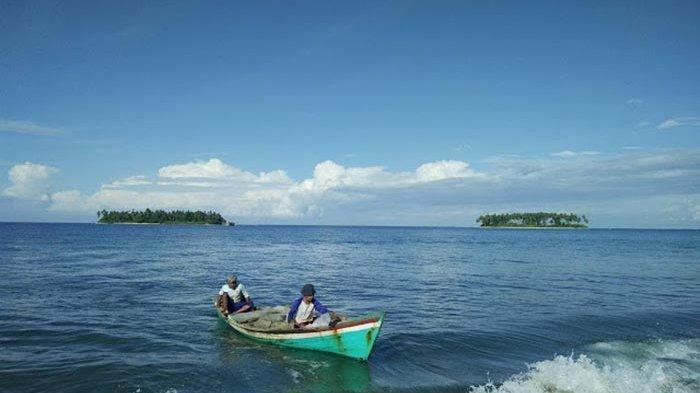 Pantai Bakongan Timur via Tribunnews, 1. Arung Jeram di Sungai Alas, 2. Air Terjun Tingkat Tujuh, 3. Tapak Tuan Tapa, 4. Pantai Batee Putih, 5. Pantai Bidari Samadua, 6. Pantai Lhok Nibong, 7. Pantai Ujong Nibong, 8. Pantai Lhok Mamplam, 9. Pemandian Air Dingin, 10. Air Terjun Dingin, 10. Pemandian Panjupian, 11. Talago Batu, 12. Sungai Lawe Melang, 13. Batu Putri Batupang, 14. Pulau Dua Bakongan, 15. Bukit Puncak Gemilang, 16. Batu Berlayar, 17. Pantai Lhok Rukam, 18. Pantai Seurudong, 19. Pantai Seubadeh, 20. Air Terjun Tangga Seribu, 21. Pantai Pasir Putih, 22. Pantai Batu Hitam, 23. Pemandian Putri Naga, 24. Jambo Hatta, 25. Masjid Istiqamah Tapak Tuan, 26. Tapak Tuan Taman Pala, 28. Wisata Edukasi Penyu Belimbing, 29. Pantai Cemara Ujung Batu Pasieraja, 30. Pantai Ladang Tuha Pasieraja, 31. Danau Laut Bangko, 32. Air Terjun Air Pinang, 33. Air Terjun Telago Batu Mersak, 34. Pantai Batee Puteh, 35. Pantai Bakongan Timur