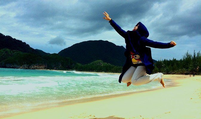 Pantai Lampuuk via Google Plus, 1. Wahana Impian Malaka 69, 2. Taman Rusa Aceh Besar, 3. Jantho Panorama Park, 4. Pantai Lhokseudu, 5. Pantai Babah Dua, 6. Pantai Lampuuk, 7. Pantai Ujong Batee, 8. Air Terjun Suhom, 9. Air Terjun Kuta Malaka, 10. Air Terjun Peukan Biluy, 11. Taman Hutan Raya Pocut Meurah Intan, 12. Waduk Keuliling, 13. Pantai Lhoknga, 14. Teluk Jantang, 15. Bukit Gundul Semeuregui, 16. Lhok Seudu, 17. Pucok Krueng, 18. Wisata Sungai Brayeung, 19. Benteng Inong Balee, 20. Bukit Lamreh, 21. Pasir Putih, 22. Mon Ceunong, 23. Pemandian Air Panas “Ie Seueum”, 24. Kolam Mata Ie, 25. Taman Wisata Burung Dara, 26. Ilalang Park, 27. Lhok Mata Ie Ujong Pancu, 28. Air Terjun Elnaja, 29. Pantai Lambaro, 30. Rumah Cut Nyak Dhien, 31. Pantai Penyu, 32. Kebun Kurma Barbate, 33. Gunung Seulawah, 34. Pusat Latihan Gajah, 35. Pantai Lhok Mee