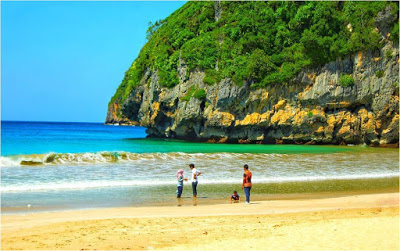 Pantai Lhoknga via IG @mufadzallmollek, 1. Wahana Impian Malaka 69, 2. Taman Rusa Aceh Besar, 3. Jantho Panorama Park, 4. Pantai Lhokseudu, 5. Pantai Babah Dua, 6. Pantai Lampuuk, 7. Pantai Ujong Batee, 8. Air Terjun Suhom, 9. Air Terjun Kuta Malaka, 10. Air Terjun Peukan Biluy, 11. Taman Hutan Raya Pocut Meurah Intan, 12. Waduk Keuliling, 13. Pantai Lhoknga, 14. Teluk Jantang, 15. Bukit Gundul Semeuregui, 16. Lhok Seudu, 17. Pucok Krueng, 18. Wisata Sungai Brayeung, 19. Benteng Inong Balee, 20. Bukit Lamreh, 21. Pasir Putih, 22. Mon Ceunong, 23. Pemandian Air Panas “Ie Seueum”, 24. Kolam Mata Ie, 25. Taman Wisata Burung Dara, 26. Ilalang Park, 27. Lhok Mata Ie Ujong Pancu, 28. Air Terjun Elnaja, 29. Pantai Lambaro, 30. Rumah Cut Nyak Dhien, 31. Pantai Penyu, 32. Kebun Kurma Barbate, 33. Gunung Seulawah, 34. Pusat Latihan Gajah, 35. Pantai Lhok Mee