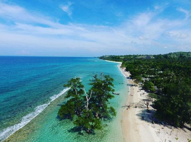 Pantai Lhok Mee via IG @bobby_hrp, 1. Wahana Impian Malaka 69, 2. Taman Rusa Aceh Besar, 3. Jantho Panorama Park, 4. Pantai Lhokseudu, 5. Pantai Babah Dua, 6. Pantai Lampuuk, 7. Pantai Ujong Batee, 8. Air Terjun Suhom, 9. Air Terjun Kuta Malaka, 10. Air Terjun Peukan Biluy, 11. Taman Hutan Raya Pocut Meurah Intan, 12. Waduk Keuliling, 13. Pantai Lhoknga, 14. Teluk Jantang, 15. Bukit Gundul Semeuregui, 16. Lhok Seudu, 17. Pucok Krueng, 18. Wisata Sungai Brayeung, 19. Benteng Inong Balee, 20. Bukit Lamreh, 21. Pasir Putih, 22. Mon Ceunong, 23. Pemandian Air Panas “Ie Seueum”, 24. Kolam Mata Ie, 25. Taman Wisata Burung Dara, 26. Ilalang Park, 27. Lhok Mata Ie Ujong Pancu, 28. Air Terjun Elnaja, 29. Pantai Lambaro, 30. Rumah Cut Nyak Dhien, 31. Pantai Penyu, 32. Kebun Kurma Barbate, 33. Gunung Seulawah, 34. Pusat Latihan Gajah, 35. Pantai Lhok Mee