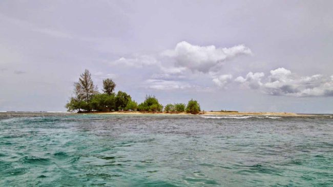 Pantai Pusong Sangkalan, 1. Pantai Cemara Indah, 2. Pantai Jilbab, 3. Pemandian Krueng Baru, 4. Pemandian Putroe Ijoe, 5. Gua Seumancang Kuta Tinggi, 6. Pulau Gosong, 7. Pantai Ujung Manggeng, 8. Taman Laut Ujung Manggeng, 9. Pantai Wisata Ujong Ketapang, 10. Krueng Babahrot, 11. Pantai Pusong Sangkalan, 12. Pantai Kuala Katung, 13. Kolam Renang Driyen Payeh, 14. Taman Laut Ujong Serangga, 15. Taman Laut Lama Tuha, 16. Krueng Seumayam, 17. Desa Teupin Batee, 18. Pantai Suak Udeung, 19. Pantai Lama Muda