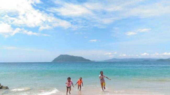 Pantai Wisata Ujong Ketapang, 1. Pantai Cemara Indah, 2. Pantai Jilbab, 3. Pemandian Krueng Baru, 4. Pemandian Putroe Ijoe, 5. Gua Seumancang Kuta Tinggi, 6. Pulau Gosong, 7. Pantai Ujung Manggeng, 8. Taman Laut Ujung Manggeng, 9. Pantai Wisata Ujong Ketapang, 10. Krueng Babahrot, 11. Pantai Pusong Sangkalan, 12. Pantai Kuala Katung, 13. Kolam Renang Driyen Payeh, 14. Taman Laut Ujong Serangga, 15. Taman Laut Lama Tuha, 16. Krueng Seumayam, 17. Desa Teupin Batee, 18. Pantai Suak Udeung, 19. Pantai Lama Muda