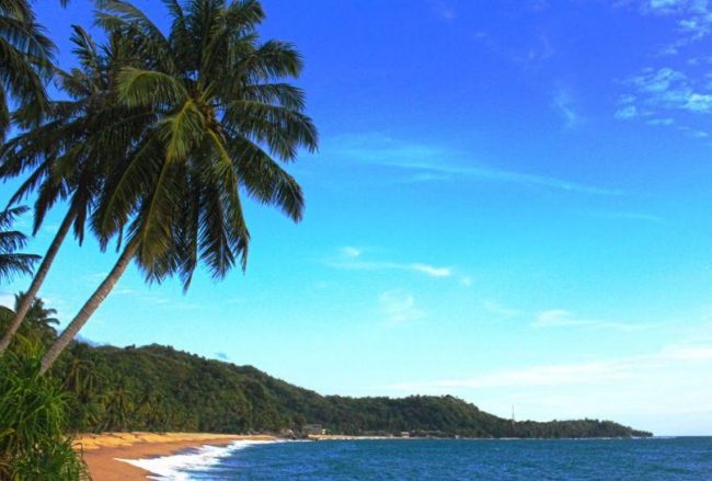 Pantai Ujung Manggeng, 1. Pantai Cemara Indah, 2. Pantai Jilbab, 3. Pemandian Krueng Baru, 4. Pemandian Putroe Ijoe, 5. Gua Seumancang Kuta Tinggi, 6. Pulau Gosong, 7. Pantai Ujung Manggeng, 8. Taman Laut Ujung Manggeng, 9. Pantai Wisata Ujong Ketapang, 10. Krueng Babahrot, 11. Pantai Pusong Sangkalan, 12. Pantai Kuala Katung, 13. Kolam Renang Driyen Payeh, 14. Taman Laut Ujong Serangga, 15. Taman Laut Lama Tuha, 16. Krueng Seumayam, 17. Desa Teupin Batee, 18. Pantai Suak Udeung, 19. Pantai Lama Muda