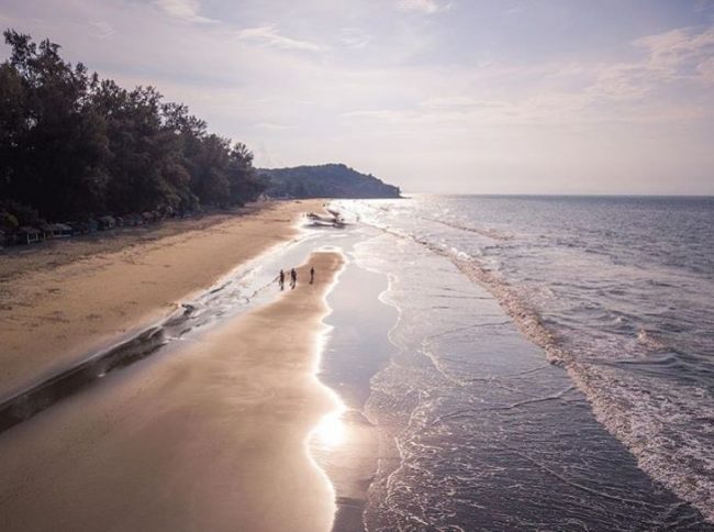 Pantai Ujong Batee via IG @fzkiul, 1. Wahana Impian Malaka 69, 2. Taman Rusa Aceh Besar, 3. Jantho Panorama Park, 4. Pantai Lhokseudu, 5. Pantai Babah Dua, 6. Pantai Lampuuk, 7. Pantai Ujong Batee, 8. Air Terjun Suhom, 9. Air Terjun Kuta Malaka, 10. Air Terjun Peukan Biluy, 11. Taman Hutan Raya Pocut Meurah Intan, 12. Waduk Keuliling, 13. Pantai Lhoknga, 14. Teluk Jantang, 15. Bukit Gundul Semeuregui, 16. Lhok Seudu, 17. Pucok Krueng, 18. Wisata Sungai Brayeung, 19. Benteng Inong Balee, 20. Bukit Lamreh, 21. Pasir Putih, 22. Mon Ceunong, 23. Pemandian Air Panas “Ie Seueum”, 24. Kolam Mata Ie, 25. Taman Wisata Burung Dara, 26. Ilalang Park, 27. Lhok Mata Ie Ujong Pancu, 28. Air Terjun Elnaja, 29. Pantai Lambaro, 30. Rumah Cut Nyak Dhien, 31. Pantai Penyu, 32. Kebun Kurma Barbate, 33. Gunung Seulawah, 34. Pusat Latihan Gajah, 35. Pantai Lhok Mee