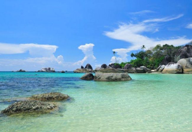 Pantai Ujong Nibong, 1. Arung Jeram di Sungai Alas, 2. Air Terjun Tingkat Tujuh, 3. Tapak Tuan Tapa, 4. Pantai Batee Putih, 5. Pantai Bidari Samadua, 6. Pantai Lhok Nibong, 7. Pantai Ujong Nibong, 8. Pantai Lhok Mamplam, 9. Pemandian Air Dingin, 10. Air Terjun Dingin, 10. Pemandian Panjupian, 11. Talago Batu, 12. Sungai Lawe Melang, 13. Batu Putri Batupang, 14. Pulau Dua Bakongan, 15. Bukit Puncak Gemilang, 16. Batu Berlayar, 17. Pantai Lhok Rukam, 18. Pantai Seurudong, 19. Pantai Seubadeh, 20. Air Terjun Tangga Seribu, 21. Pantai Pasir Putih, 22. Pantai Batu Hitam, 23. Pemandian Putri Naga, 24. Jambo Hatta, 25. Masjid Istiqamah Tapak Tuan, 26. Tapak Tuan Taman Pala, 28. Wisata Edukasi Penyu Belimbing, 29. Pantai Cemara Ujung Batu Pasieraja, 30. Pantai Ladang Tuha Pasieraja, 31. Danau Laut Bangko, 32. Air Terjun Air Pinang, 33. Air Terjun Telago Batu Mersak, 34. Pantai Batee Puteh, 35. Pantai Bakongan Timur
