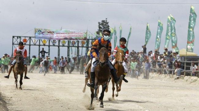 Pacuan Kuda Tradisional via Tribunnews, 1. Kolam Air Panas Simpang Balik, 2. Monumen Radio Rimba Raya , 3. Air Terjun Tansaran Bidin , 4. Air Terjun Reje Ilang, 5. Air Terjun Bintang Musara , 6. Makam Datu Beru , 7. Arung Jeram Samar Kilang , 8. Puncak Burni Telong , 9. Danau Lut Kucak , 10. Air Panas Bandar Lampahan , 11. Mendaki Gunung Geureudong , 12. Jembatan Kala Semayon , 12. Festival Panen Kopi Bener Meriah , 13. Wih Ni Kulus , 14. Lembah Pentago , 15. Pacuan Kuda Tradisional
