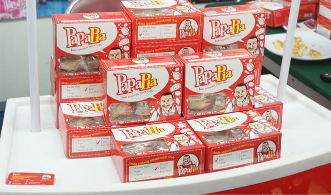 Papapia, 1. Bolu Lapis Sangkuriang, 2. Roti Unyil Venus, 3. Ubi Bakar Cilembu, 4. Macaroni Panggang, 5. Kacang Bogor, 6. Brownies Bogor, 7. Bika Bogor, 8. Papapia, 9. Miss Pumpkin, 10. Asinan Bogor, 11. Risol Bogor, 12. Kue Cubit, 13. Bogor Raincake, 14. Talas, 15. Strudel Bogor, 16. Klappertaart, 17. Pie Talas, 18. Batik Bogor, 19. Kaos Unchal, 20. Mochibo, 21. Brownies pisang, 22. Keripik Talas, 23. Keripik Pisang Kepok, 24. Roti Muli, 25. Ambrosia, 26. Pie – Pia Apple Pie, 27. Brownies talas – Mr. BrownCo, 28. Souvenir Bunga Bangkai, 29. Lesung Keramik, 30. Ecodoe, 31. Wayang Bambu, 32. Wayang Golek, 33. Kujang, 34. Keripik Mbah Gugel