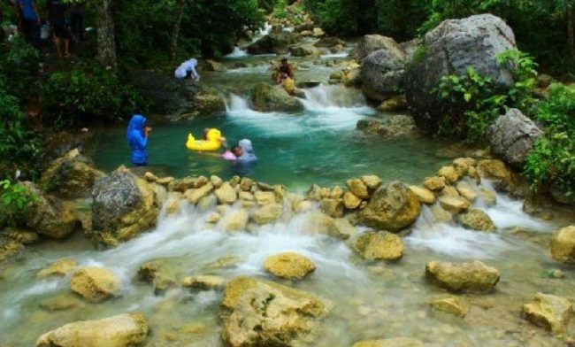 Pemandian Putroe Ijoe, 1. Pantai Cemara Indah, 2. Pantai Jilbab, 3. Pemandian Krueng Baru, 4. Pemandian Putroe Ijoe, 5. Gua Seumancang Kuta Tinggi, 6. Pulau Gosong, 7. Pantai Ujung Manggeng, 8. Taman Laut Ujung Manggeng, 9. Pantai Wisata Ujong Ketapang, 10. Krueng Babahrot, 11. Pantai Pusong Sangkalan, 12. Pantai Kuala Katung, 13. Kolam Renang Driyen Payeh, 14. Taman Laut Ujong Serangga, 15. Taman Laut Lama Tuha, 16. Krueng Seumayam, 17. Desa Teupin Batee, 18. Pantai Suak Udeung, 19. Pantai Lama Muda