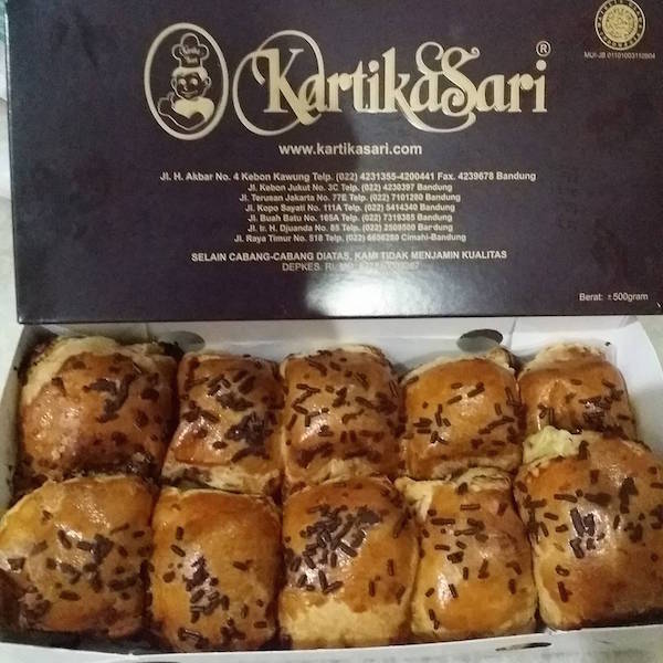 Pisang Bollen Kartika Sari Bandung via Kmstour, 1. Peuyeum Bandung, 2. Pisang Bollen Kartika Sari Bandung, 3. Primarasa : Picnic Roll, 4. Surabi Bandung, 5. Brownies Kukus Amanda Bandung, 6. Gepuk Nyonya Ong, 7. Brownies Prima Rasa, 8. Tahu Susu Bandung, 9. Keripik Maicih, 10. Bakso Goreng, 11. Rujak Cireng, 12. Seblak, 13. Cilok, 14. Oncom Raos, 15. Batagor Riri, 16. Kafetaria Pia 170, 17. Martabak Bandung, 18. Kopi Aroma, 19. Bandung Makuta, 20. Rujak Cireng, 21. Tempe Gila, 22. Kue Cubit, 23. Mochi Es Krim, 24. Wajit Cililin, 25. Yogurt Cisangkuy, 26. Es Cincau Kacang Merah, 27. Pevo Cake, 28. Bandung Kunafe, 29. Bandung Princess cake, 30. Bandung Kanaya, 31. Madinah cake, 32. Keripik Karuhun, 33. Bolu Bakar Tunggal, 34. Basreng Asin dan Pedas, 35. Es Goyobod, 36. Karedok, 37. Ulukuteuk Leunca, 38. Colenak, 39. Nasi Tutug Oncom, 40. Nasi Timbel, 41. Mie Kocok, 42. Bandros, 43. Cuanki, 44. Gehu Jeletot, 45. Keripik Moring