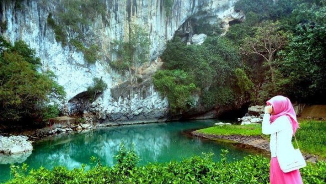 Pucok Krueng, 1. Wahana Impian Malaka 69, 2. Taman Rusa Aceh Besar, 3. Jantho Panorama Park, 4. Pantai Lhokseudu, 5. Pantai Babah Dua, 6. Pantai Lampuuk, 7. Pantai Ujong Batee, 8. Air Terjun Suhom, 9. Air Terjun Kuta Malaka, 10. Air Terjun Peukan Biluy, 11. Taman Hutan Raya Pocut Meurah Intan, 12. Waduk Keuliling, 13. Pantai Lhoknga, 14. Teluk Jantang, 15. Bukit Gundul Semeuregui, 16. Lhok Seudu, 17. Pucok Krueng, 18. Wisata Sungai Brayeung, 19. Benteng Inong Balee, 20. Bukit Lamreh, 21. Pasir Putih, 22. Mon Ceunong, 23. Pemandian Air Panas “Ie Seueum”, 24. Kolam Mata Ie, 25. Taman Wisata Burung Dara, 26. Ilalang Park, 27. Lhok Mata Ie Ujong Pancu, 28. Air Terjun Elnaja, 29. Pantai Lambaro, 30. Rumah Cut Nyak Dhien, 31. Pantai Penyu, 32. Kebun Kurma Barbate, 33. Gunung Seulawah, 34. Pusat Latihan Gajah, 35. Pantai Lhok Mee