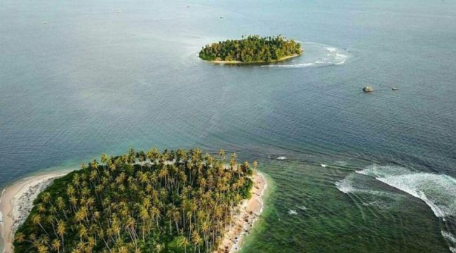 Pulau Dua Bakongan, 1. Arung Jeram di Sungai Alas, 2. Air Terjun Tingkat Tujuh, 3. Tapak Tuan Tapa, 4. Pantai Batee Putih, 5. Pantai Bidari Samadua, 6. Pantai Lhok Nibong, 7. Pantai Ujong Nibong, 8. Pantai Lhok Mamplam, 9. Pemandian Air Dingin, 10. Air Terjun Dingin, 10. Pemandian Panjupian, 11. Talago Batu, 12. Sungai Lawe Melang, 13. Batu Putri Batupang, 14. Pulau Dua Bakongan, 15. Bukit Puncak Gemilang, 16. Batu Berlayar, 17. Pantai Lhok Rukam, 18. Pantai Seurudong, 19. Pantai Seubadeh, 20. Air Terjun Tangga Seribu, 21. Pantai Pasir Putih, 22. Pantai Batu Hitam, 23. Pemandian Putri Naga, 24. Jambo Hatta, 25. Masjid Istiqamah Tapak Tuan, 26. Tapak Tuan Taman Pala, 28. Wisata Edukasi Penyu Belimbing, 29. Pantai Cemara Ujung Batu Pasieraja, 30. Pantai Ladang Tuha Pasieraja, 31. Danau Laut Bangko, 32. Air Terjun Air Pinang, 33. Air Terjun Telago Batu Mersak, 34. Pantai Batee Puteh, 35. Pantai Bakongan Timur