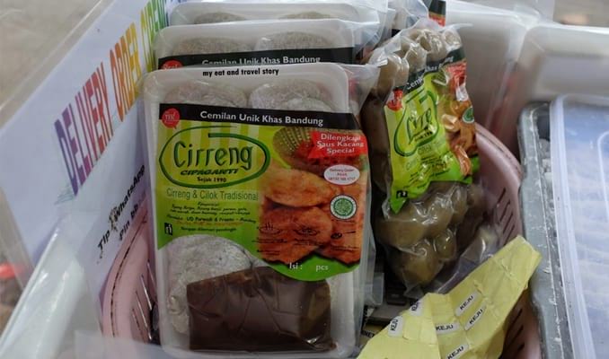 1. Peuyeum Bandung, 2. Pisang Bollen Kartika Sari Bandung, 3. Primarasa : Picnic Roll, 4. Surabi Bandung, 5. Brownies Kukus Amanda Bandung, 6. Gepuk Nyonya Ong, 7. Brownies Prima Rasa, 8. Tahu Susu Bandung, 9. Keripik Maicih, 10. Bakso Goreng, 11. Rujak Cireng, 12. Seblak, 13. Cilok, 14. Oncom Raos, 15. Batagor Riri, 16. Kafetaria Pia 170, 17. Martabak Bandung, 18. Kopi Aroma, 19. Bandung Makuta, 20. Rujak Cireng, 21. Tempe Gila, 22. Kue Cubit, 23. Mochi Es Krim, 24. Wajit Cililin, 25. Yogurt Cisangkuy, 26. Es Cincau Kacang Merah, 27. Pevo Cake, 28. Bandung Kunafe, 29. Bandung Princess cake, 30. Bandung Kanaya, 31. Madinah cake, 32. Keripik Karuhun, 33. Bolu Bakar Tunggal, 34. Basreng Asin dan Pedas, 35. Es Goyobod, 36. Karedok, 37. Ulukuteuk Leunca, 38. Colenak, 39. Nasi Tutug Oncom, 40. Nasi Timbel, 41. Mie Kocok, 42. Bandros, 43. Cuanki, 44. Gehu Jeletot, 45. Keripik Moring