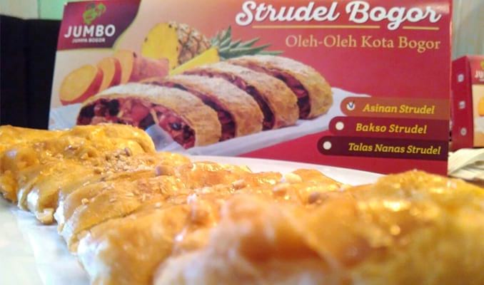 Strudel Bogor, 1. Bolu Lapis Sangkuriang, 2. Roti Unyil Venus, 3. Ubi Bakar Cilembu, 4. Macaroni Panggang, 5. Kacang Bogor, 6. Brownies Bogor, 7. Bika Bogor, 8. Papapia, 9. Miss Pumpkin, 10. Asinan Bogor, 11. Risol Bogor, 12. Kue Cubit, 13. Bogor Raincake, 14. Talas, 15. Strudel Bogor, 16. Klappertaart, 17. Pie Talas, 18. Batik Bogor, 19. Kaos Unchal, 20. Mochibo, 21. Brownies pisang, 22. Keripik Talas, 23. Keripik Pisang Kepok, 24. Roti Muli, 25. Ambrosia, 26. Pie – Pia Apple Pie, 27. Brownies talas – Mr. BrownCo, 28. Souvenir Bunga Bangkai, 29. Lesung Keramik, 30. Ecodoe, 31. Wayang Bambu, 32. Wayang Golek, 33. Kujang, 34. Keripik Mbah Gugel