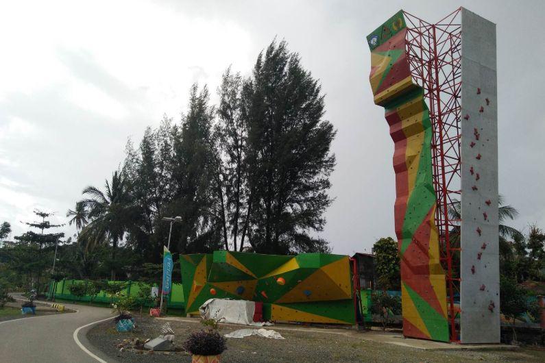 Tapak Tuan Taman Pala, 1. Arung Jeram di Sungai Alas, 2. Air Terjun Tingkat Tujuh, 3. Tapak Tuan Tapa, 4. Pantai Batee Putih, 5. Pantai Bidari Samadua, 6. Pantai Lhok Nibong, 7. Pantai Ujong Nibong, 8. Pantai Lhok Mamplam, 9. Pemandian Air Dingin, 10. Air Terjun Dingin, 10. Pemandian Panjupian, 11. Talago Batu, 12. Sungai Lawe Melang, 13. Batu Putri Batupang, 14. Pulau Dua Bakongan, 15. Bukit Puncak Gemilang, 16. Batu Berlayar, 17. Pantai Lhok Rukam, 18. Pantai Seurudong, 19. Pantai Seubadeh, 20. Air Terjun Tangga Seribu, 21. Pantai Pasir Putih, 22. Pantai Batu Hitam, 23. Pemandian Putri Naga, 24. Jambo Hatta, 25. Masjid Istiqamah Tapak Tuan, 26. Tapak Tuan Taman Pala, 28. Wisata Edukasi Penyu Belimbing, 29. Pantai Cemara Ujung Batu Pasieraja, 30. Pantai Ladang Tuha Pasieraja, 31. Danau Laut Bangko, 32. Air Terjun Air Pinang, 33. Air Terjun Telago Batu Mersak, 34. Pantai Batee Puteh, 35. Pantai Bakongan Timur