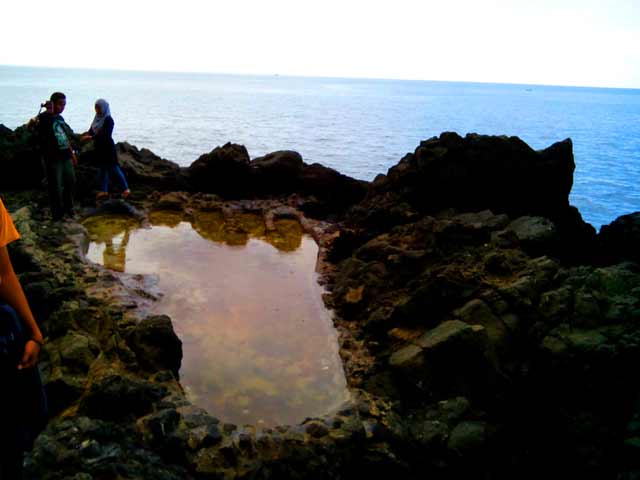Tapak Tuan Tapa Foto Adi Yanto, 1. Arung Jeram di Sungai Alas, 2. Air Terjun Tingkat Tujuh, 3. Tapak Tuan Tapa, 4. Pantai Batee Putih, 5. Pantai Bidari Samadua, 6. Pantai Lhok Nibong, 7. Pantai Ujong Nibong, 8. Pantai Lhok Mamplam, 9. Pemandian Air Dingin, 10. Air Terjun Dingin, 10. Pemandian Panjupian, 11. Talago Batu, 12. Sungai Lawe Melang, 13. Batu Putri Batupang, 14. Pulau Dua Bakongan, 15. Bukit Puncak Gemilang, 16. Batu Berlayar, 17. Pantai Lhok Rukam, 18. Pantai Seurudong, 19. Pantai Seubadeh, 20. Air Terjun Tangga Seribu, 21. Pantai Pasir Putih, 22. Pantai Batu Hitam, 23. Pemandian Putri Naga, 24. Jambo Hatta, 25. Masjid Istiqamah Tapak Tuan, 26. Tapak Tuan Taman Pala, 28. Wisata Edukasi Penyu Belimbing, 29. Pantai Cemara Ujung Batu Pasieraja, 30. Pantai Ladang Tuha Pasieraja, 31. Danau Laut Bangko, 32. Air Terjun Air Pinang, 33. Air Terjun Telago Batu Mersak, 34. Pantai Batee Puteh, 35. Pantai Bakongan Timur