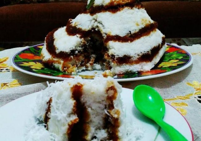 Awug via Wisatakulinerdigarut.blogspotcom, 1. Dodol Picnic, 2. Batik Garut, 3. Dodol Warna – warni, 4. Baso Aci (bacil), 5. Nasi Liwet, 6. Surabi, 7. Es Goyobod, 9. Kue Balok Maranti, 10. Burayot, 11. Jeruk Garut, 12. Dodol Garut, 13. Dorokdok atau Kerupuk Kulit, 14. Chocodot, 15. Emplod , 16. Opak, 17. Rangginang, 18. Ladu, 19. Moring Garutan, 20. Comring Banjarwangi, 21. Wajit Cisompet, 22. Tumpeng Cikajang, 23. Keripik Kentang Cikajang, 24. Pindang ikan, 25. Ceprus, 26. Jaket Kulit, 27. Lada Hitam Negeri Mas, 28. Sambal Cibiuk, 29. Soto Ayam Garut