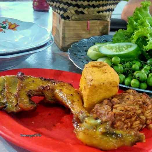 Ayam Goreng Sajolna via IG @emmaeryanti, 1. Opak Ketan Rawagede, 2. Gegeplak Karawang, 3. Kue Ali Khas Karawang, 4. Kawista Madu, 5. Serabi Hijau, 6. Ikan Gabus Bumbu Pucung, 7. Soto Gempol, 8. Tahu Bambu, 9. Kue Gonjing, 10. Soto Sadang, 11. Soto Tangkar, 12. Nasi Liwet, 13. Ayam Goreng Sajolna, 14. Pepes Jambal, 15. Kerupuk Bontot, 16. Dodong Hideung, 17. Rengginang Ketan, 18. Bolu Kijing, 19. Jojongkong, 20. Gandasturi, 21. Kue Semprong, 22. Es Walikota, 23. Brownies Duren, 24. Telur Asin Bakar Batik, 25. Kue Lapis Tape, 26. Tahu Bumbu, 27. Pepes Walahar Khas Karawang