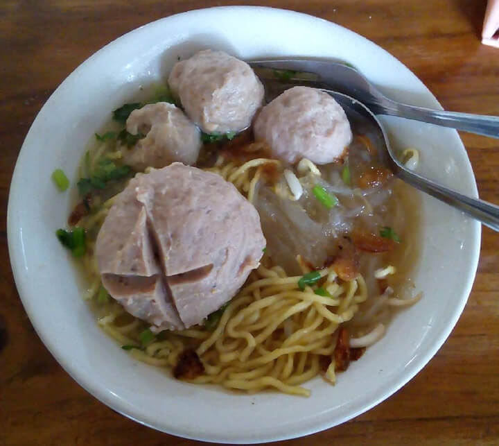 Bakso Pak Trisno via Qraved, 1. Keripik Daun Singkong, 2. Kue Semprong, 3. Makanan Khas Sunda Di Ampera Cibabat, 4. Kuliner Kafe Kupu – kupu, 5. Ayam Bakar Sambal Cimahi, 6. Kue Balok, 7. Bakso Pak Trisno, 8. Peuyeum, 9. Pisang Bollen, 10. Tempe Gila, 11. Picnic Roll, 12. Surabi, 13. Ramen Teppan Cimahi, 14. Sale Pisang, 15. Oncom, 16. Batagor, 17. Tahu Susu, 18. Gepuk, 19. Batik Cimahi, 20. Onde Ketawa, 21. Dendeng Jantung Pisang (Denjapi), 22. Kerajinan Bambu, 23. Bandrek Babennagen, 24. Yogurt Cimahi
