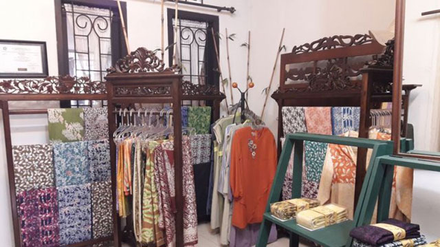Batik Cimahi via Tribunnews, 1. Keripik Daun Singkong, 2. Kue Semprong, 3. Makanan Khas Sunda Di Ampera Cibabat, 4. Kuliner Kafe Kupu – kupu, 5. Ayam Bakar Sambal Cimahi, 6. Kue Balok, 7. Bakso Pak Trisno, 8. Peuyeum, 9. Pisang Bollen, 10. Tempe Gila, 11. Picnic Roll, 12. Surabi, 13. Ramen Teppan Cimahi, 14. Sale Pisang, 15. Oncom, 16. Batagor, 17. Tahu Susu, 18. Gepuk, 19. Batik Cimahi, 20. Onde Ketawa, 21. Dendeng Jantung Pisang (Denjapi), 22. Kerajinan Bambu, 23. Bandrek Babennagen, 24. Yogurt Cimahi