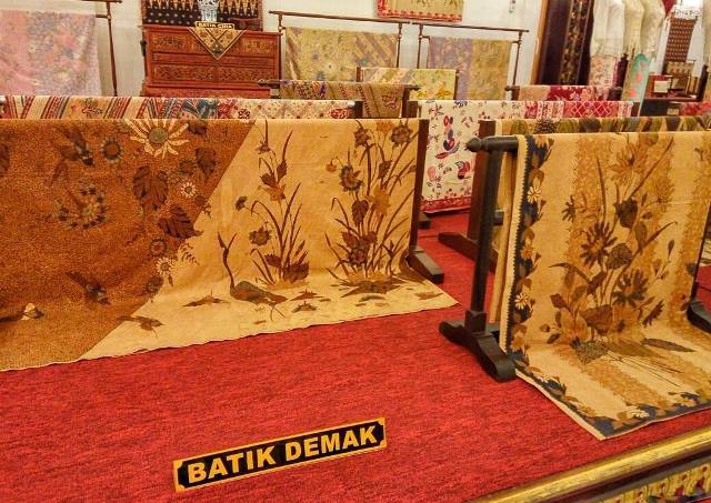 Batik Khas Demak via IG @demakhariini, 1. Brayo, 2. Ikan Crispy, 3. Nasi Ndoreng, 5. Koktail Belimbing, 6. Abon Lele, 7. Jambu Air, 8. Nasi Brongkos, 9. Botok Telur Asin, 10. Nasi Kropokhan, 11. Sop Balungan Mbak Tien, 12. Sop Balungan Babe, 13. Wingko Salem, 14. Kerupuk Udang, 15. Kue Rangin, 16. Wedang Jamu Coro, 17. Wedang Pekak, 18. Kerupuk Catak, 19. Kerajinan Miniatur Masjid Agung Demak, 20. Kerajinan Kaligrafi Demak